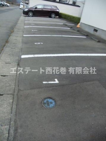 駐車場　敷地内は軽自動車、小型車のみとなります。大型は近隣となります