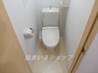 トイレ　シャワートイレ・収納棚あり