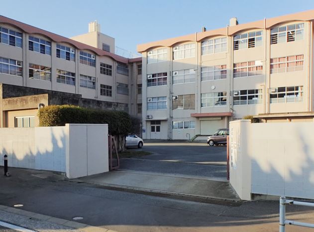 中学校　福岡市立当仁中学校（中学校）まで2002m