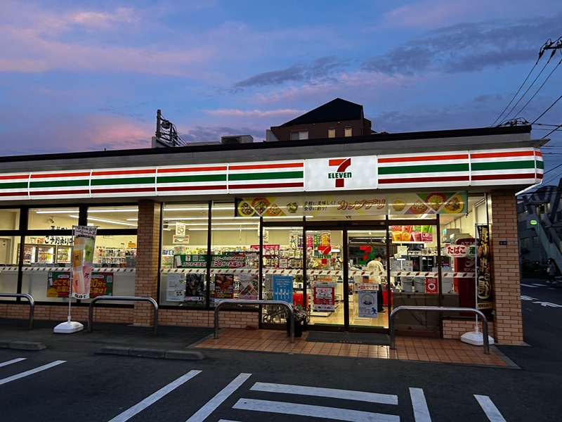 コンビニ　セブンイレブン 八王子中央図書館前店（コンビニ）まで303m