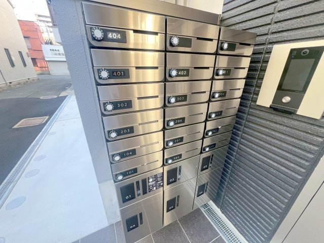 ロビー　ロビーにある各部屋毎のメールボックス。