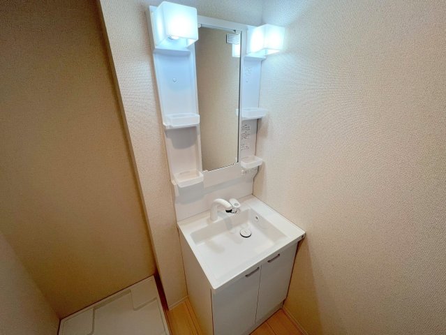 洗面設備　身支度が出来る独立洗面台です。