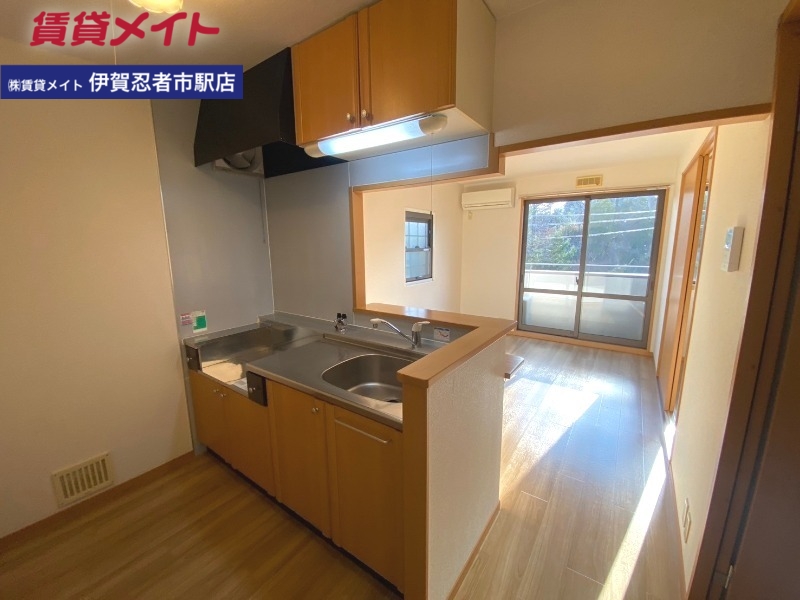 キッチン　同物件別室反転
