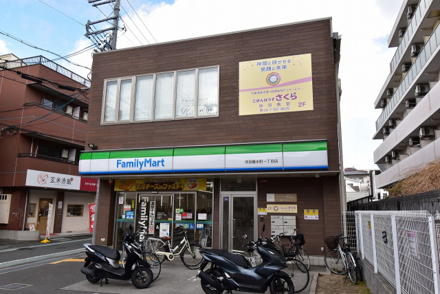 コンビニ　ファミリーマート吹田垂水町一丁目店（コンビニ）まで163m