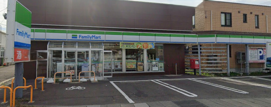 コンビニ　ファミリーマート 青森桜川店（コンビニ）まで558m