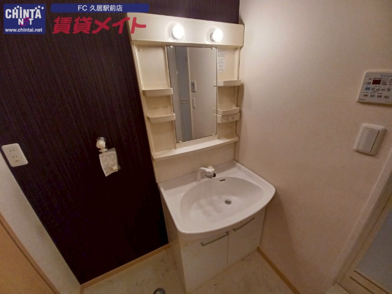 洗面設備　同型物件になります。