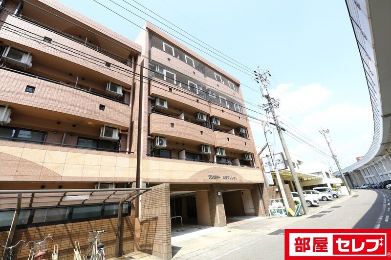 建物外観　タイル張りのオシャレな外観です。
