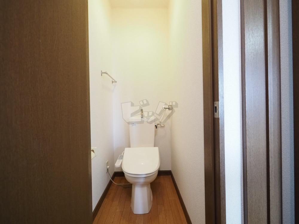 トイレ　嬉しいウォシュレット付きのトイレ！便座温かいですよ♪