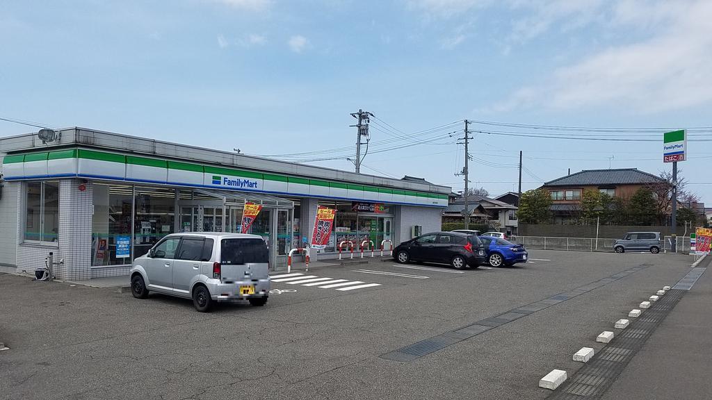 コンビニ　ファミリーマート白根文京町店（コンビニ）まで872m