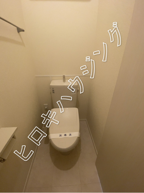 トイレ　浴室も落ち着いた雰囲気で窓もついています。