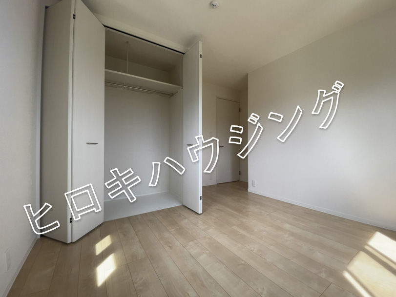 収納　シャワー付き洗面台は便利な3面鏡付きです。
