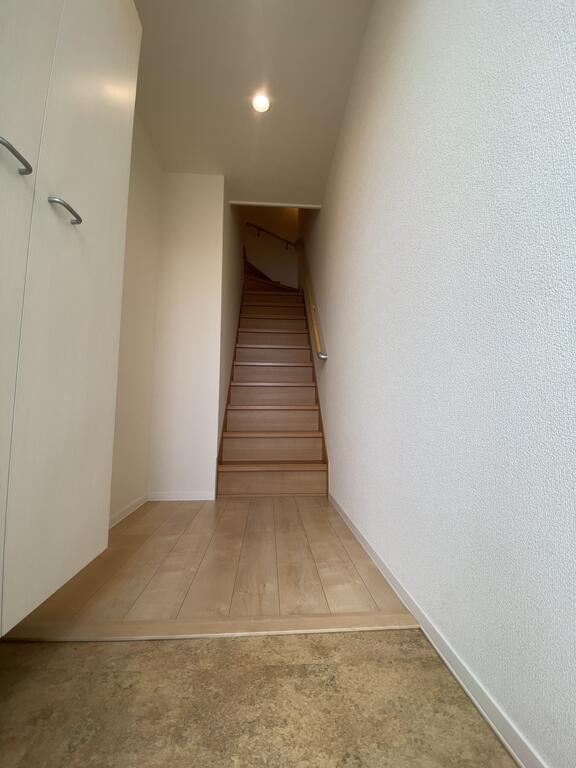 玄関　部屋に続く階段