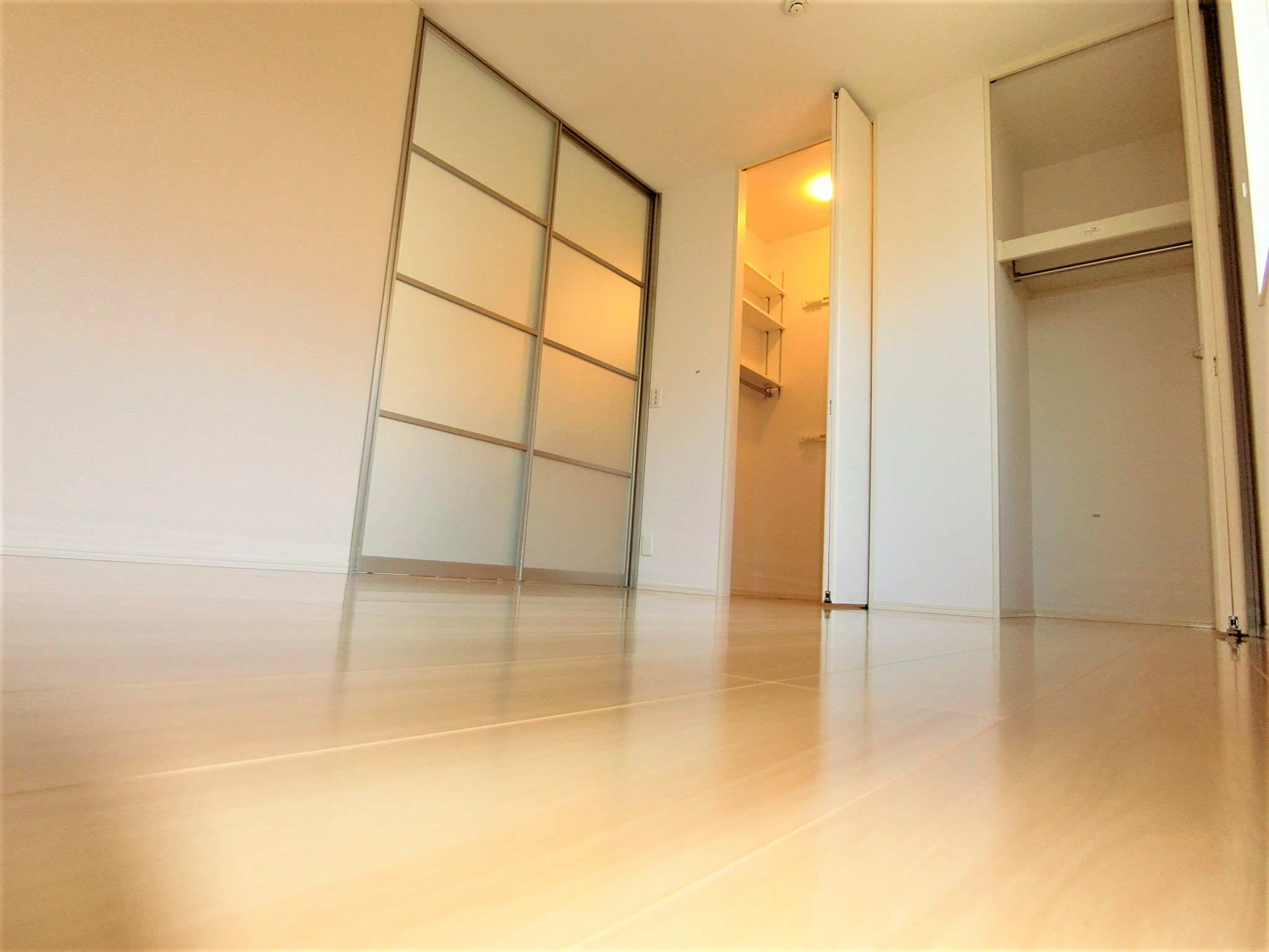 その他共有部分　大型クローゼット完備の明るいベッドルームです☆