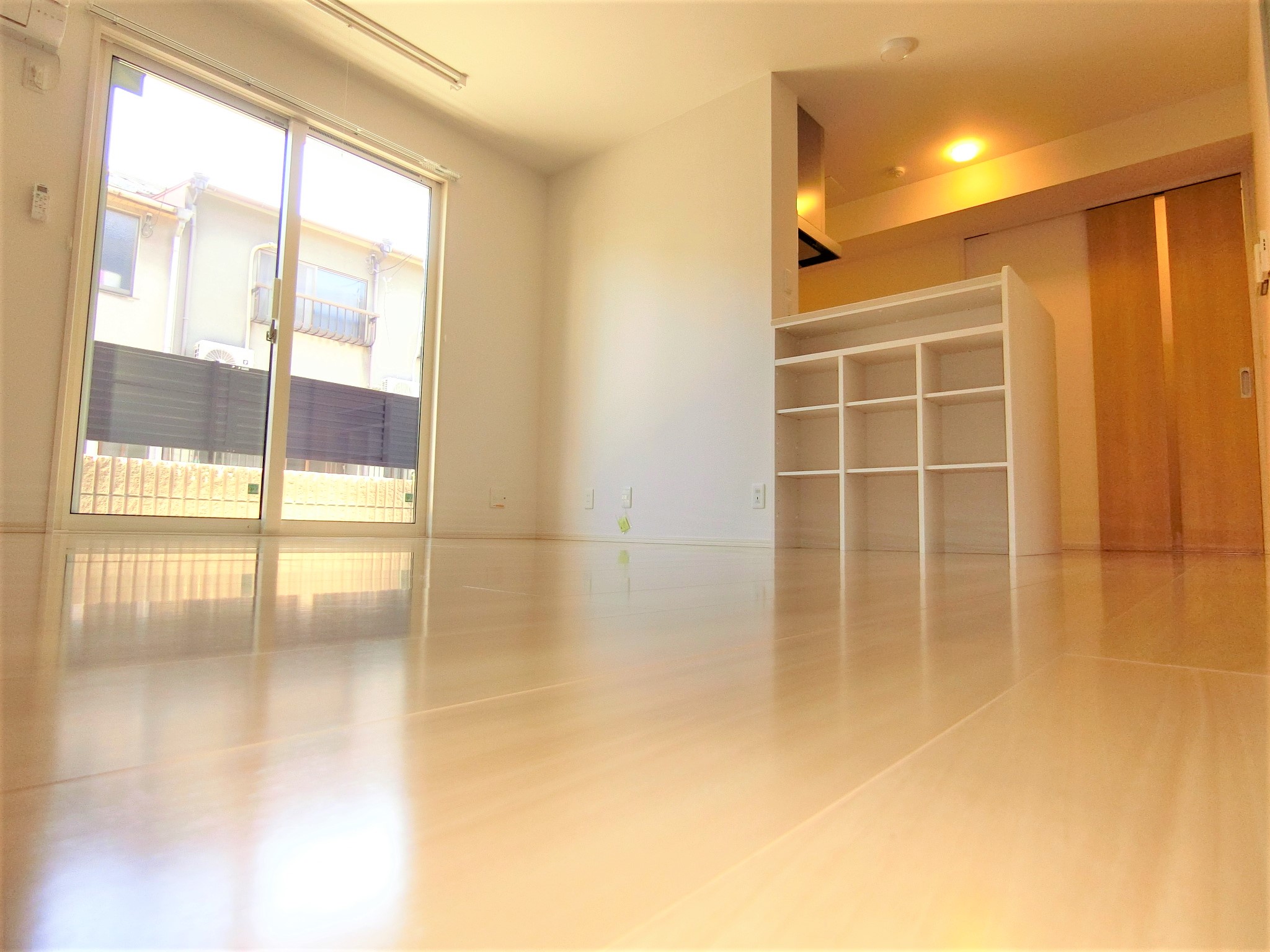 居室・リビング　お洒落なカウンターキッチン完備の明るいリビングです☆