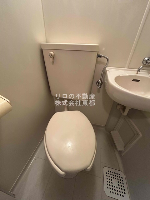 トイレ　白基調で清潔感のあるトイレです♪