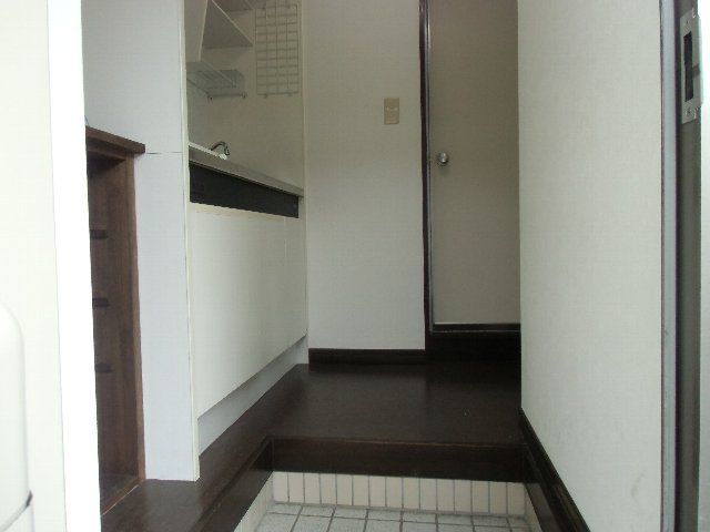 【横須賀市西逸見町のアパートの玄関】