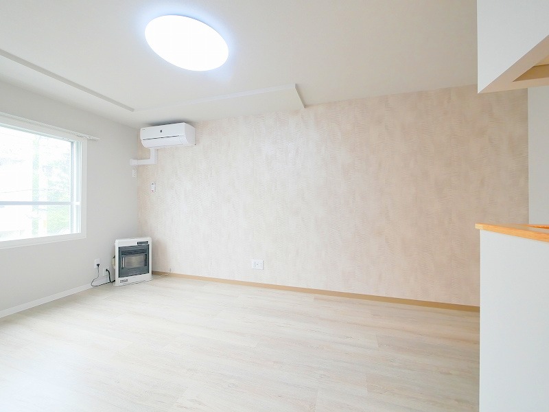 居室・リビング　温かみのある色合いのリビングルーム♪