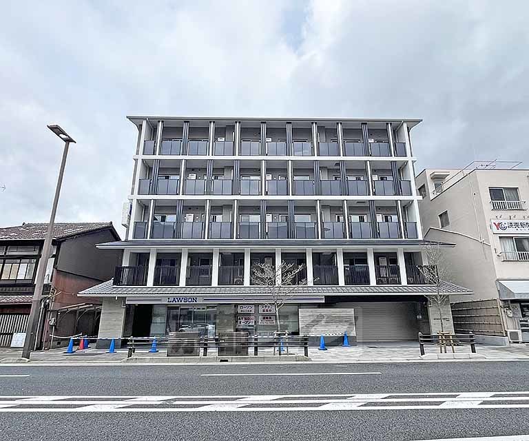 京都市東山区五軒町のマンションの建物外観