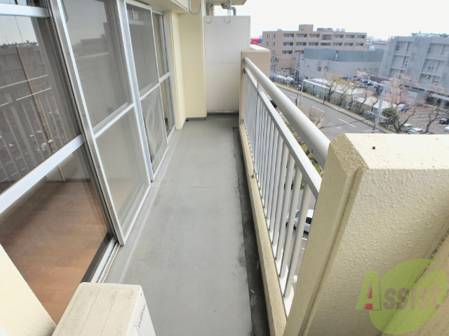 バルコニー　お天気のいい日はバルコニーで洗濯物も干せますよ。