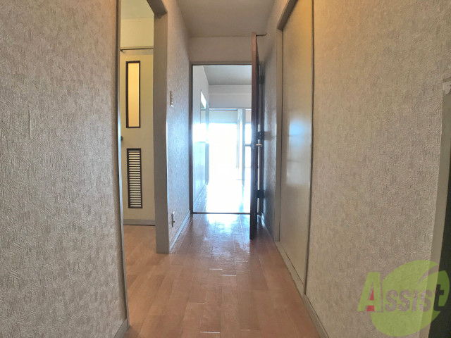 玄関　玄関からの目線です。光が差し込む素敵なお部屋ですよ。