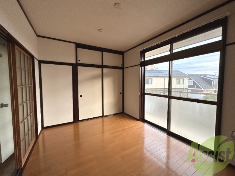 居室・リビング　南向きの大きめの窓から日差しがたっぷり入る明るいお部屋です。