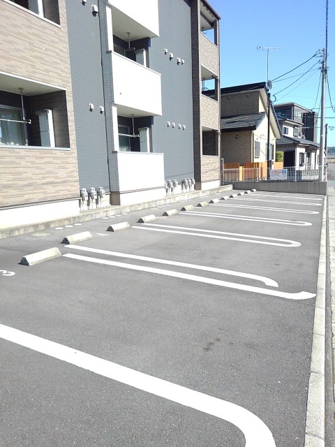 【日置市伊集院町徳重のアパートの駐車場】