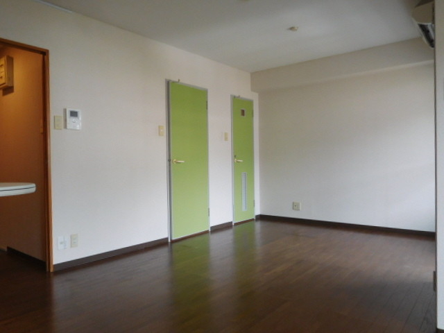 居室・リビング　ピッカピカフローリング明るいお部屋ですよ