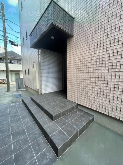 【市川市塩焼のマンションのエントランス】