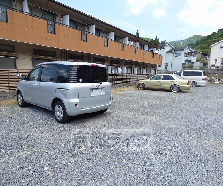 【京都市左京区岩倉花園町のアパートの駐車場】