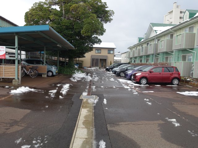 駐車場　屋根付き￥10 000　青空￥7 000　空き要確認