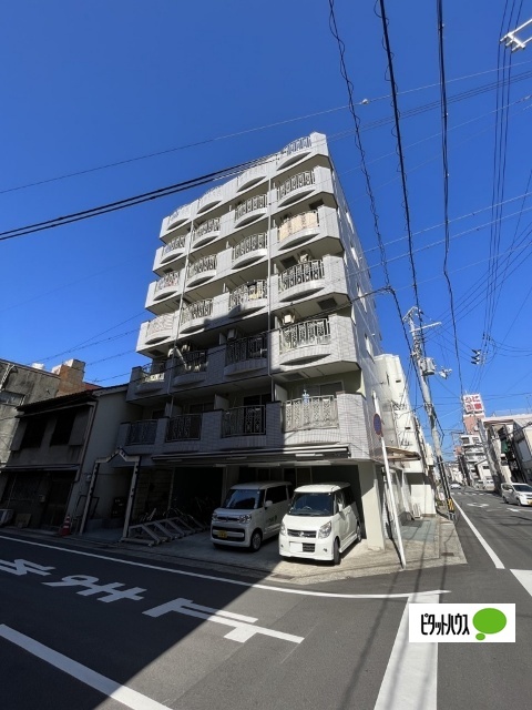 和歌山市十番丁のマンションの建物外観