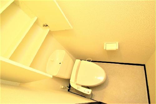 トイレ　温水洗浄便座付き！上には広々収納付き！