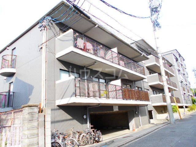 【名古屋市昭和区前山町のマンションのエントランス】