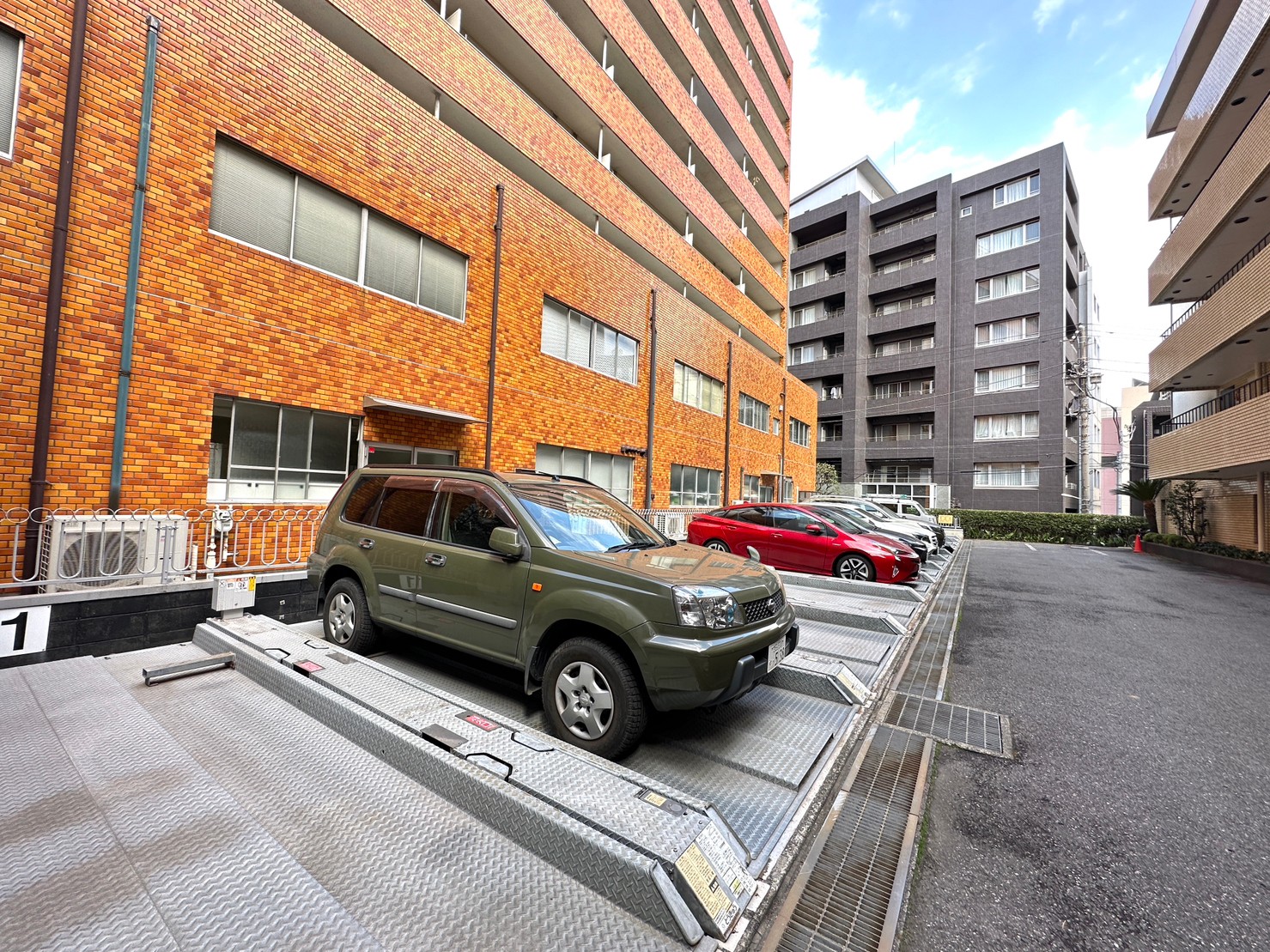 【渋谷区代官山町のマンションの駐車場】