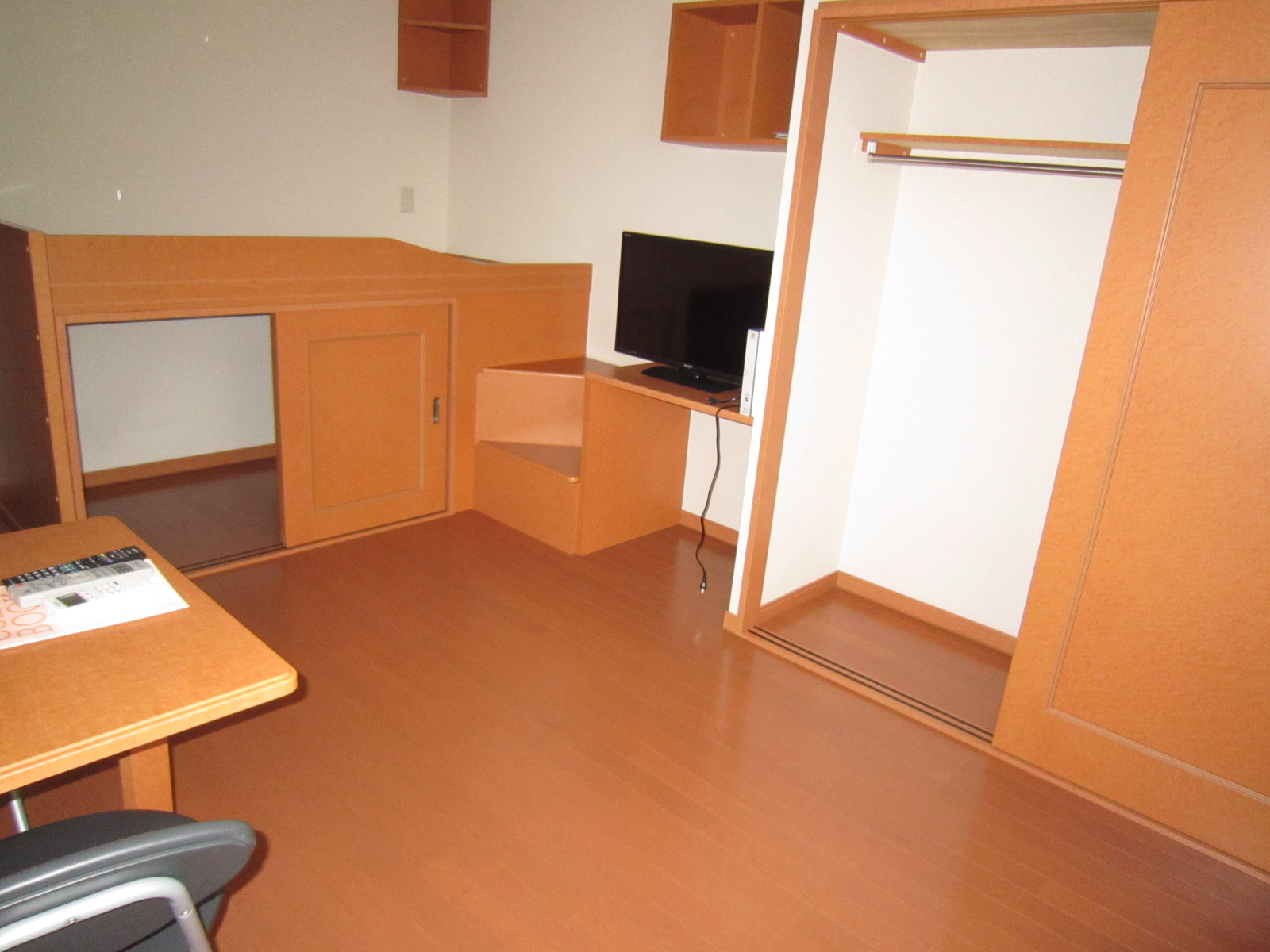 収納　ベット下が収納になっております。クローゼット付き