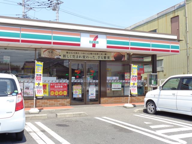 コンビニ　セブンイレブン（コンビニ）まで670m