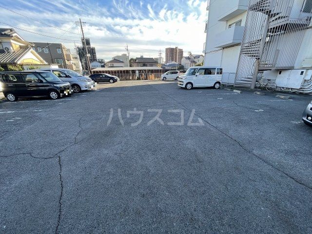 【藤井ビルの駐車場】