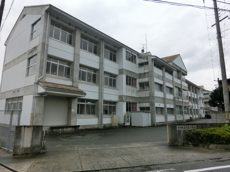小学校　川辺小学校（小学校）まで667m