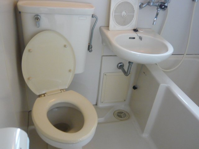 トイレ　トイレと洗面台とお風呂です。温水洗浄便座は付けられません♪