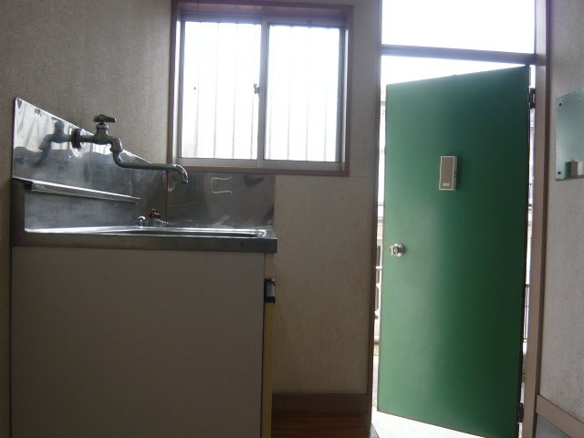 セキュリティ　玄関には鏡が付いていて外出前の身だしなみチェックが出来ます♪