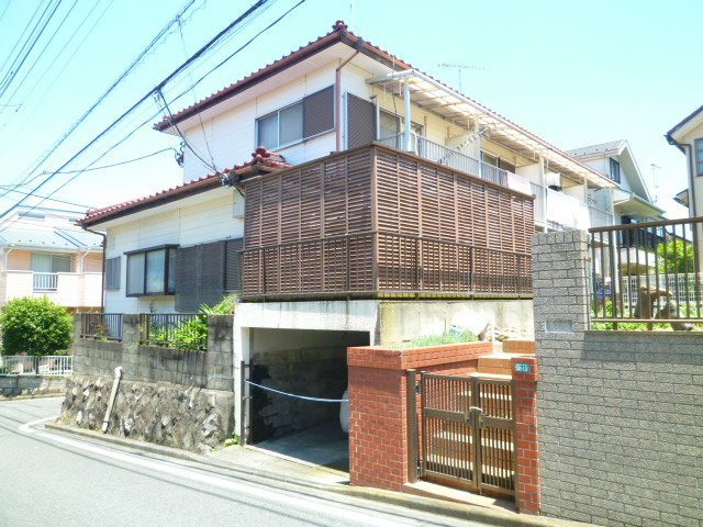 建物外観　南東向き１階角部屋２面採光で陽当り風通しともに良好です♪