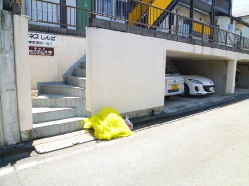 その他　１階へはこの階段を上がります。駐車場は満車です。（その他）まで1m