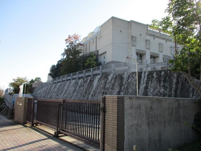 小学校　神戸市立山の手小学校（小学校）まで667m