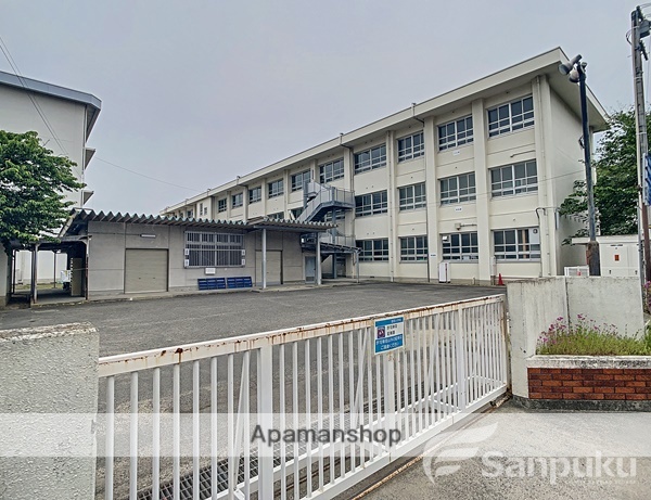 小学校　雄郡小学校（小学校）まで302m