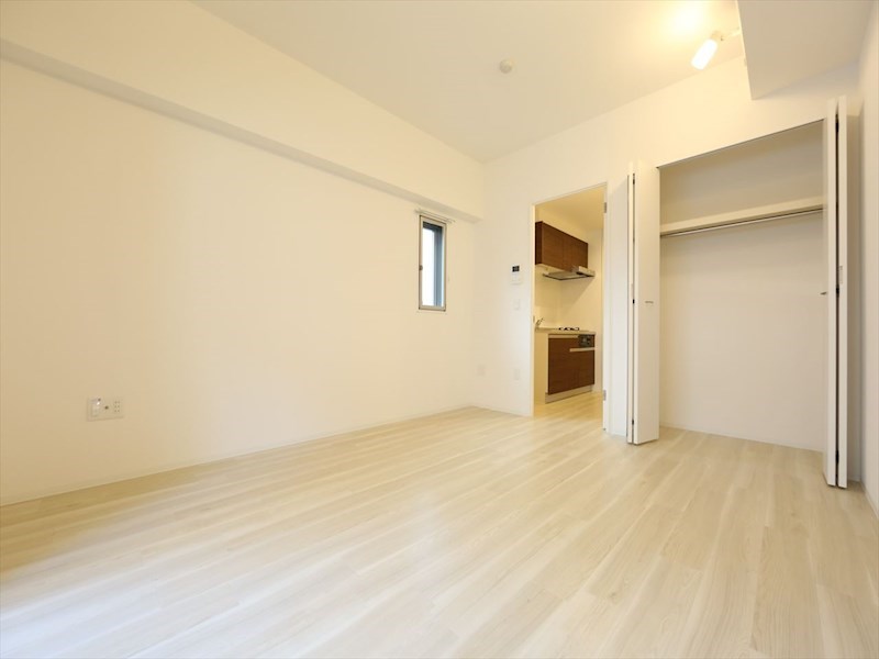 居室・リビング　洋室8.1帖　エアコン　クローゼット付