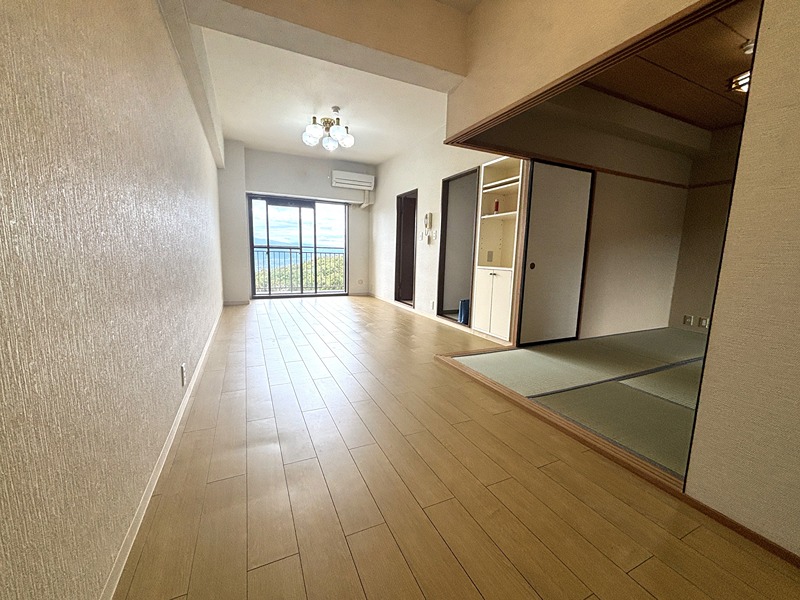 居室・リビング　約11.1帖　R5年8月にフローリング貼替