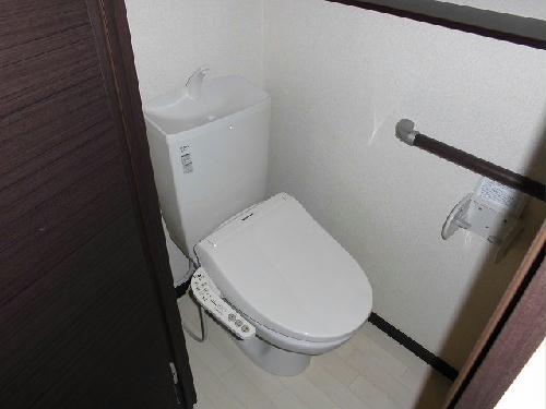 トイレ　１階手摺あり　２階手摺無し