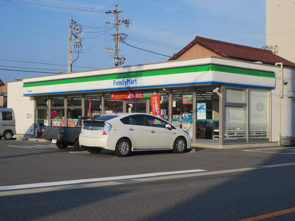 コンビニ　ファミリーマート一宮城崎通店（コンビニ）まで587m