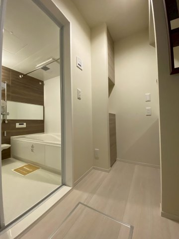 洗面設備　明るい洗面所です