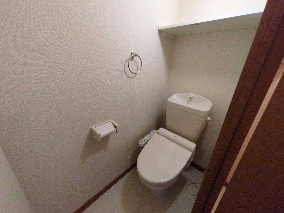 ＪＲ山陽本線 姫路駅 徒歩16分 3階建 築17年のトイレ写真